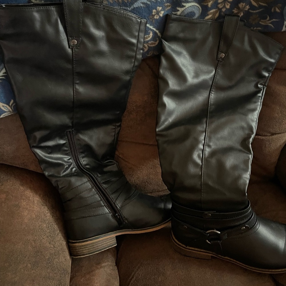Boots - Picture 2 of 7
